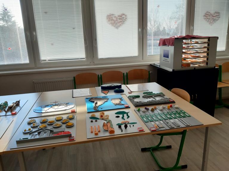 Ukázka braillských pomůcek